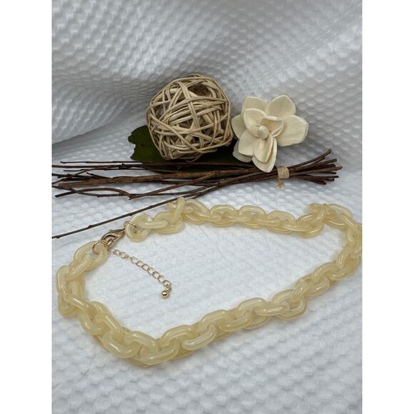 Vintage-Inspired Chunky Acrylic Chain Link Necklace – Cream & Gold – New - Picture 3 of 6
